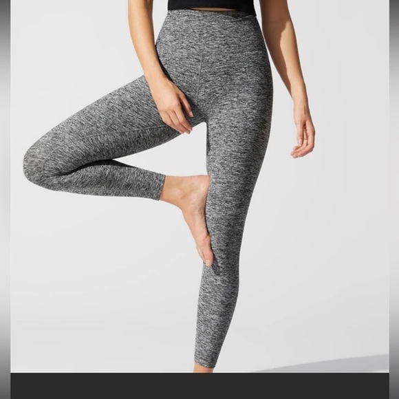 Beyond Yoga Women’s Space Dye Heathered Grey Leggings Size M Athletic Crop Tight - Picture 1 of 10